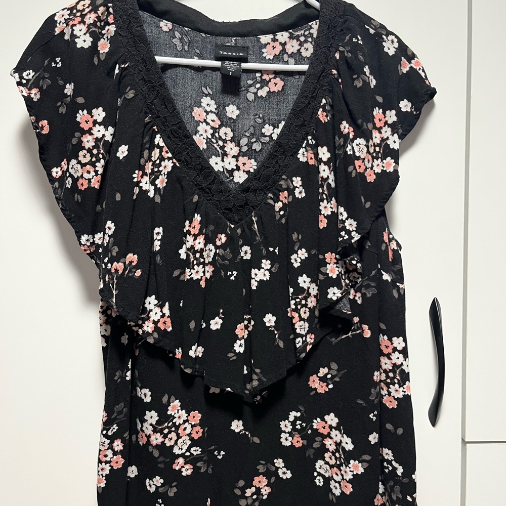 torrid Black Floral V-Neck Ruffle Cap-Sleeve Top